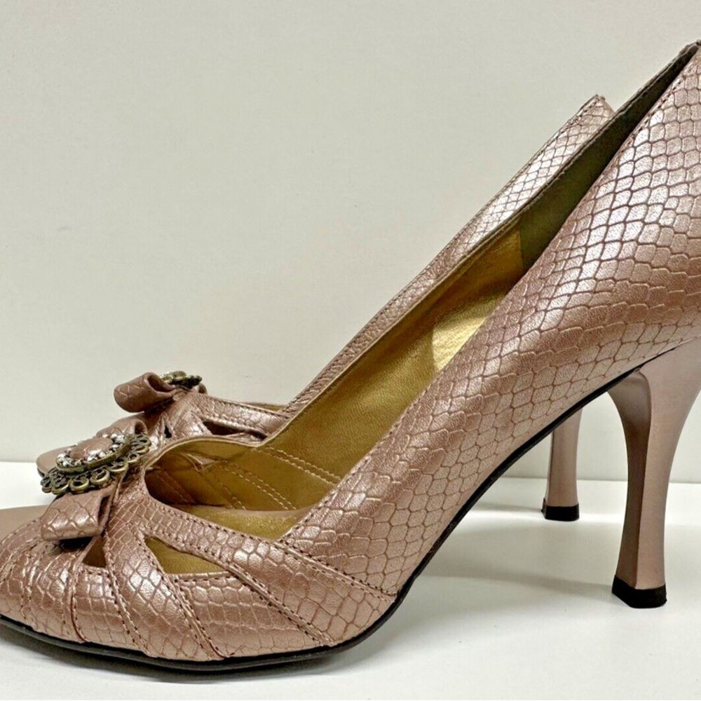 Gorgeous rose BCBG heels NWOT